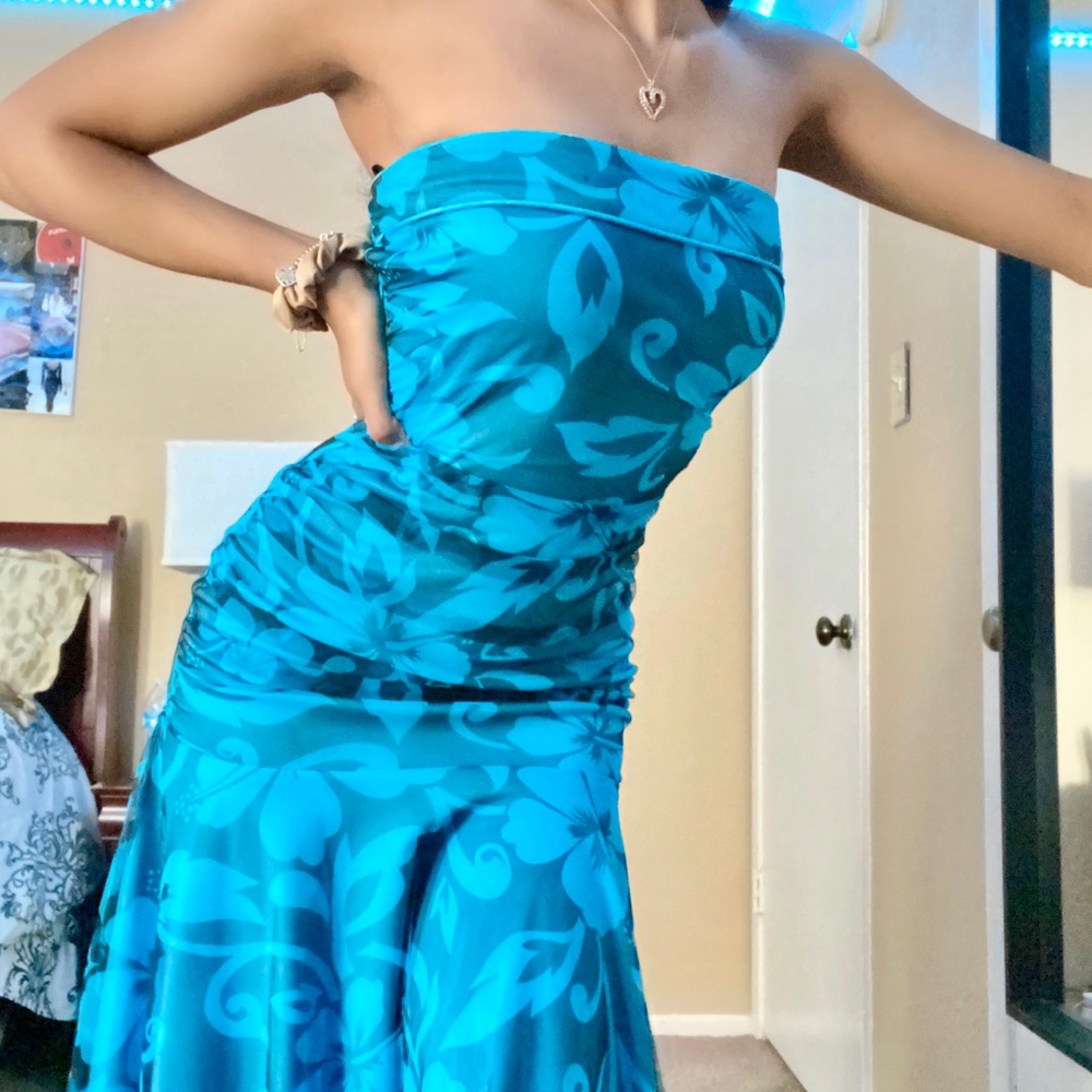 Niki Liva’s Blue & Black Strapless Midi Dress 🦋